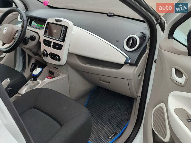Белый Рено Зое, объемом двигателя 0 л и пробегом 98 тыс. км за 6200 $, фото 21 на Automoto.ua