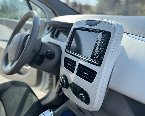 Белый Рено Зое, объемом двигателя 0 л и пробегом 111 тыс. км за 6500 $, фото 21 на Automoto.ua
