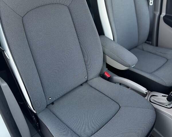 Белый Рено Зое, объемом двигателя 0 л и пробегом 99 тыс. км за 6700 $, фото 27 на Automoto.ua