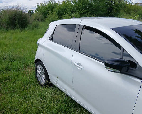 Белый Рено Зое, объемом двигателя 0 л и пробегом 121 тыс. км за 7900 $, фото 3 на Automoto.ua