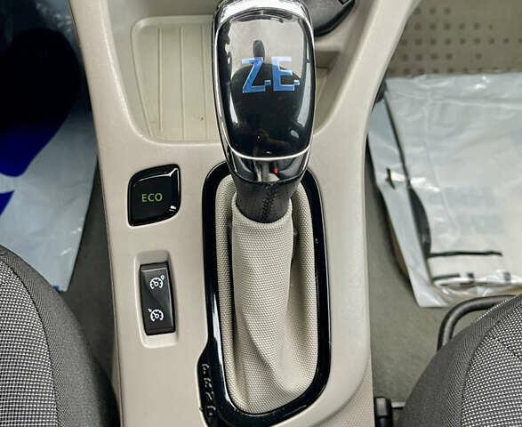 Белый Рено Зое, объемом двигателя 0 л и пробегом 124 тыс. км за 7000 $, фото 30 на Automoto.ua
