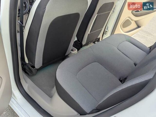 Білий Рено Зое, об'ємом двигуна 0 л та пробігом 85 тис. км за 6995 $, фото 51 на Automoto.ua