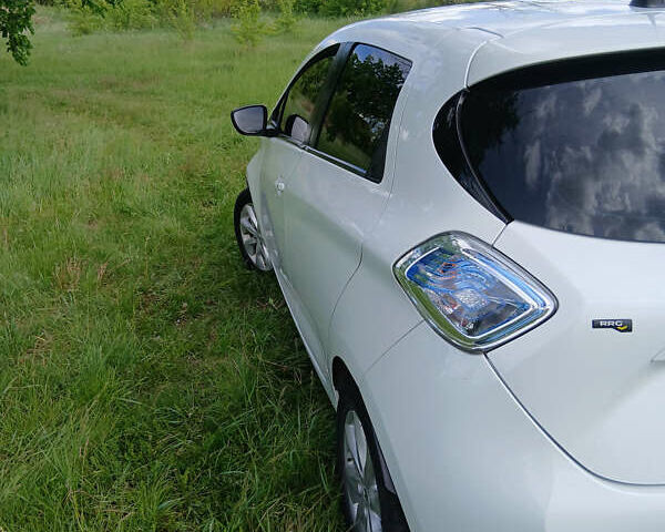 Белый Рено Зое, объемом двигателя 0 л и пробегом 121 тыс. км за 7900 $, фото 11 на Automoto.ua