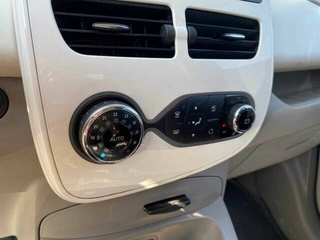 Белый Рено Зое, объемом двигателя 0 л и пробегом 91 тыс. км за 6480 $, фото 19 на Automoto.ua