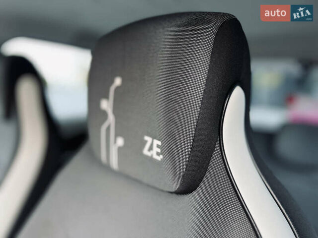 Білий Рено Зое, об'ємом двигуна 0 л та пробігом 160 тис. км за 7500 $, фото 44 на Automoto.ua