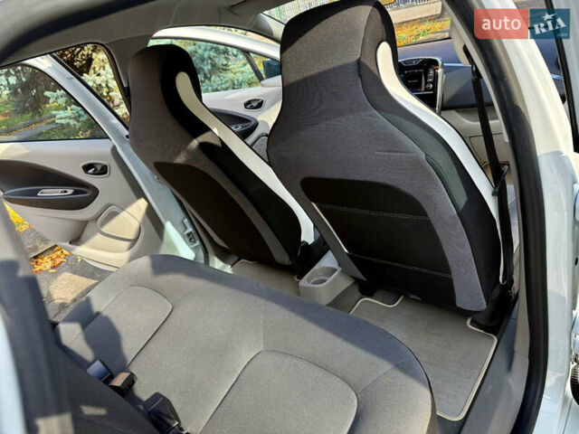 Білий Рено Зое, об'ємом двигуна 0 л та пробігом 68 тис. км за 6976 $, фото 26 на Automoto.ua