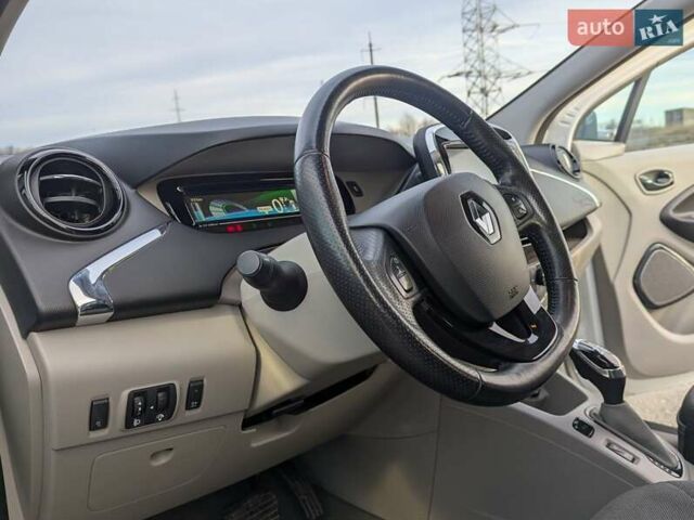Белый Рено Зое, объемом двигателя 0 л и пробегом 85 тыс. км за 6900 $, фото 29 на Automoto.ua