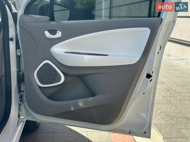 Белый Рено Зое, объемом двигателя 0 л и пробегом 111 тыс. км за 6500 $, фото 46 на Automoto.ua
