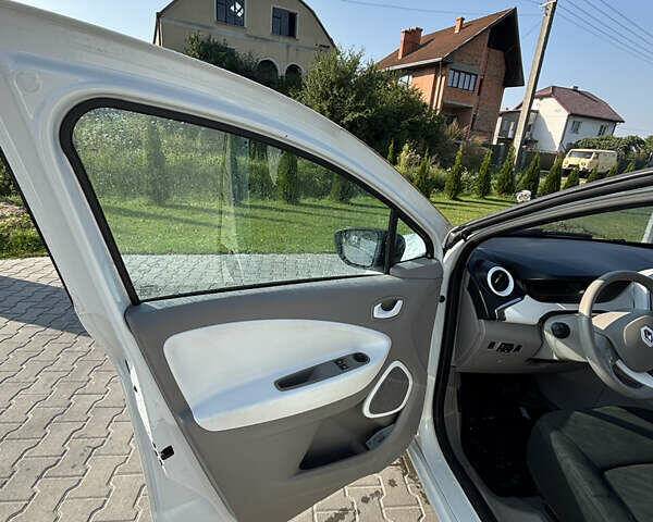 Белый Рено Зое, объемом двигателя 0 л и пробегом 111 тыс. км за 6500 $, фото 13 на Automoto.ua