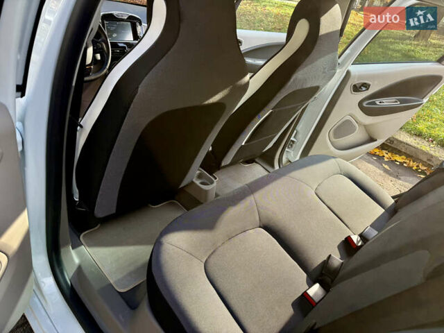 Білий Рено Зое, об'ємом двигуна 0 л та пробігом 68 тис. км за 6976 $, фото 28 на Automoto.ua
