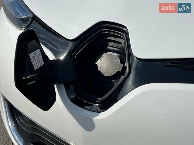 Белый Рено Зое, объемом двигателя 0 л и пробегом 195 тыс. км за 5999 $, фото 5 на Automoto.ua