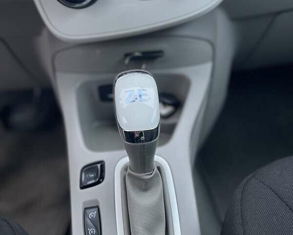 Білий Рено Зое, об'ємом двигуна 0 л та пробігом 107 тис. км за 5999 $, фото 12 на Automoto.ua