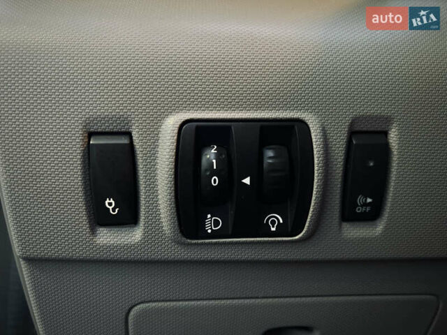Белый Рено Зое, объемом двигателя 0 л и пробегом 127 тыс. км за 7150 $, фото 38 на Automoto.ua
