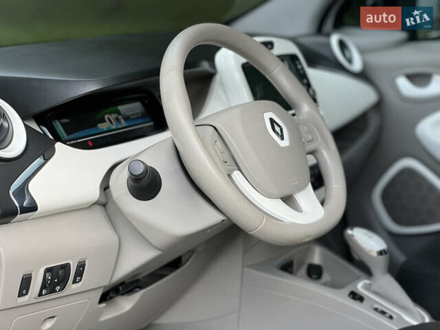 Белый Рено Зое, объемом двигателя 0 л и пробегом 82 тыс. км за 6900 $, фото 19 на Automoto.ua