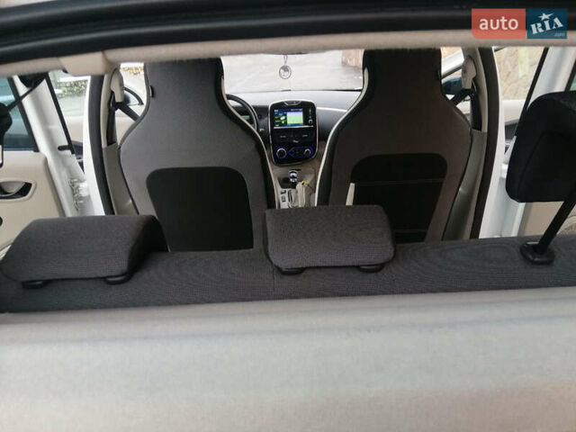 Белый Рено Зое, объемом двигателя 0 л и пробегом 145 тыс. км за 8200 $, фото 18 на Automoto.ua