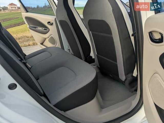 Белый Рено Зое, объемом двигателя 0 л и пробегом 85 тыс. км за 6900 $, фото 39 на Automoto.ua