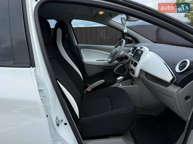 Белый Рено Зое, объемом двигателя 0 л и пробегом 32 тыс. км за 6600 $, фото 19 на Automoto.ua