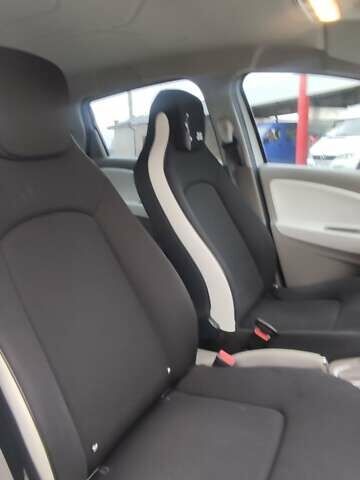 Белый Рено Зое, объемом двигателя 0 л и пробегом 192 тыс. км за 6300 $, фото 13 на Automoto.ua