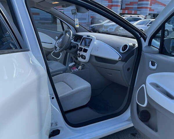 Белый Рено Зое, объемом двигателя 0 л и пробегом 61 тыс. км за 7900 $, фото 14 на Automoto.ua