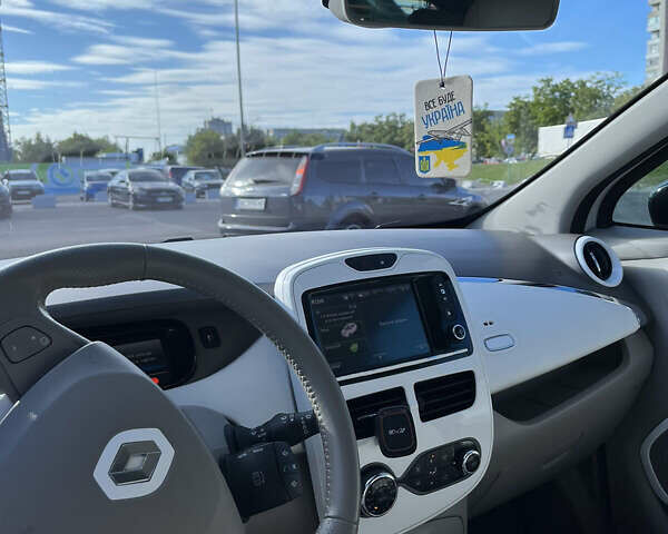 Белый Рено Зое, объемом двигателя 0 л и пробегом 61 тыс. км за 7900 $, фото 6 на Automoto.ua