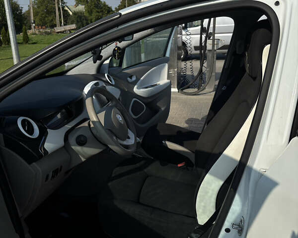 Белый Рено Зое, объемом двигателя 0 л и пробегом 111 тыс. км за 6500 $, фото 15 на Automoto.ua