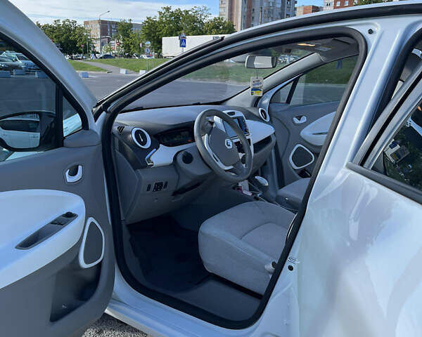Белый Рено Зое, объемом двигателя 0 л и пробегом 61 тыс. км за 7900 $, фото 12 на Automoto.ua
