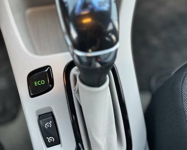 Білий Рено Зое, об'ємом двигуна 0 л та пробігом 98 тис. км за 6800 $, фото 21 на Automoto.ua