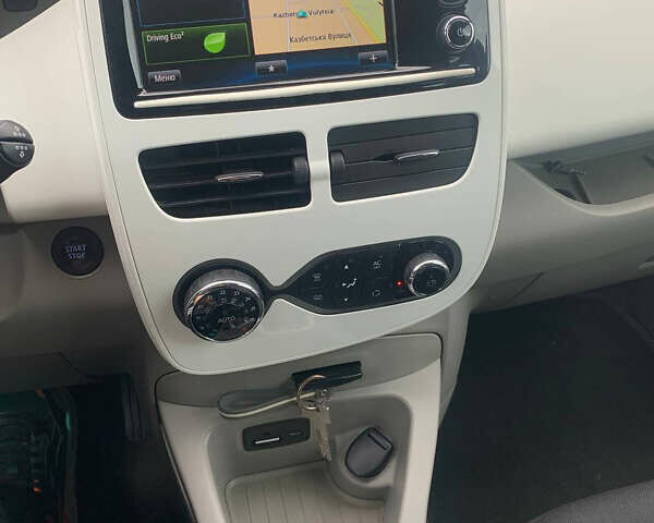 Белый Рено Зое, объемом двигателя 0 л и пробегом 126 тыс. км за 6700 $, фото 10 на Automoto.ua