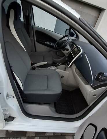 Білий Рено Зое, об'ємом двигуна 0 л та пробігом 104 тис. км за 6500 $, фото 12 на Automoto.ua