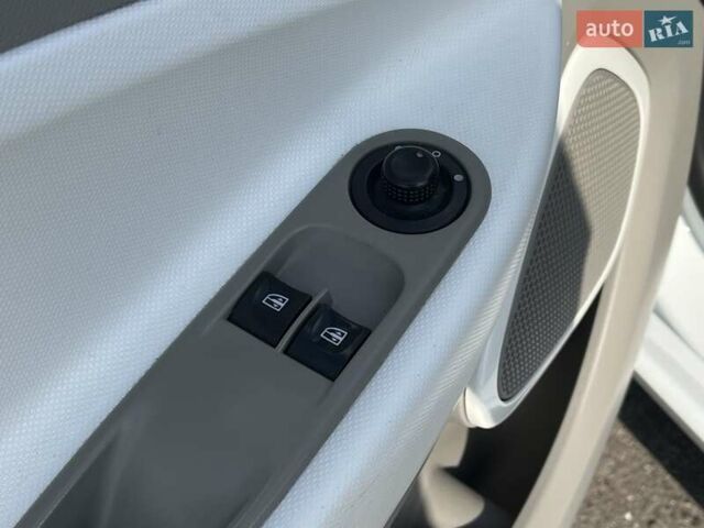 Белый Рено Зое, объемом двигателя 0 л и пробегом 195 тыс. км за 5999 $, фото 22 на Automoto.ua