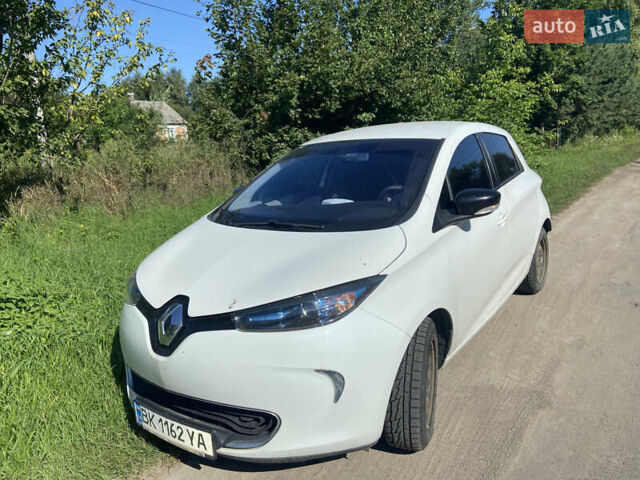 Белый Рено Зое, объемом двигателя 0 л и пробегом 96 тыс. км за 6900 $, фото 1 на Automoto.ua