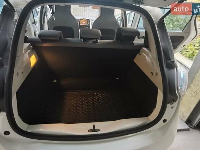 Білий Рено Зое, об'ємом двигуна 0 л та пробігом 131 тис. км за 6300 $, фото 28 на Automoto.ua