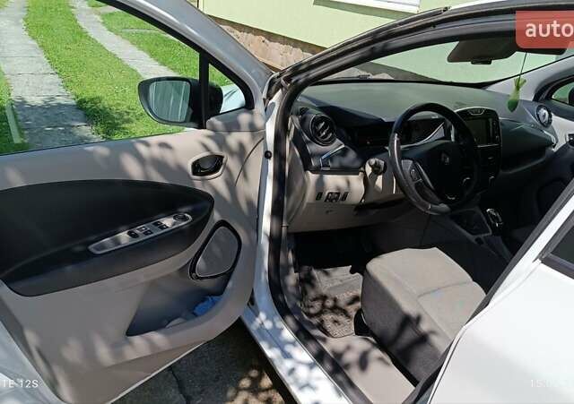 Белый Рено Зое, объемом двигателя 0 л и пробегом 100 тыс. км за 7300 $, фото 13 на Automoto.ua
