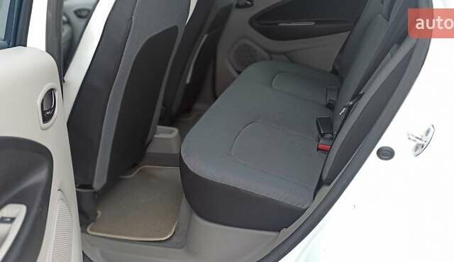 Белый Рено Зое, объемом двигателя 0 л и пробегом 95 тыс. км за 6900 $, фото 14 на Automoto.ua