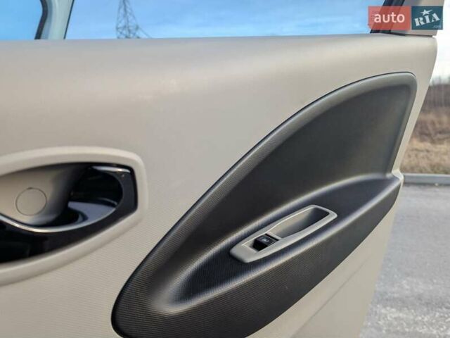 Белый Рено Зое, объемом двигателя 0 л и пробегом 85 тыс. км за 6900 $, фото 37 на Automoto.ua