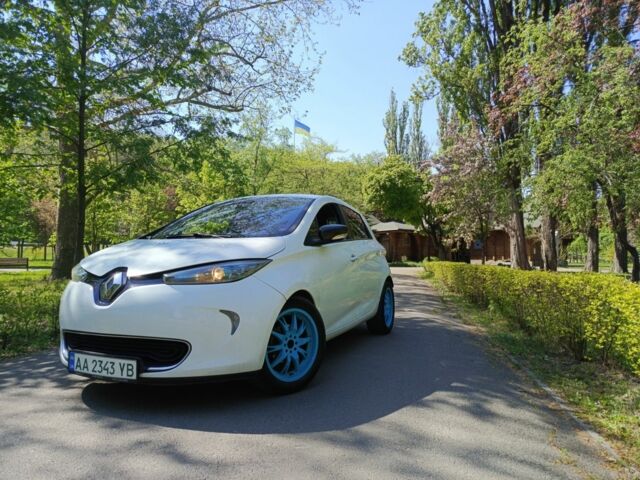 Белый Рено Зое, объемом двигателя 0 л и пробегом 153 тыс. км за 5999 $, фото 11 на Automoto.ua