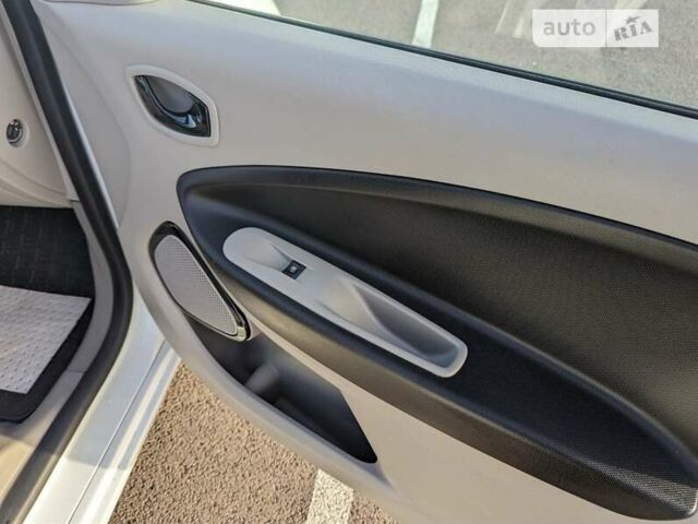 Белый Рено Зое, объемом двигателя 0 л и пробегом 54 тыс. км за 7450 $, фото 12 на Automoto.ua