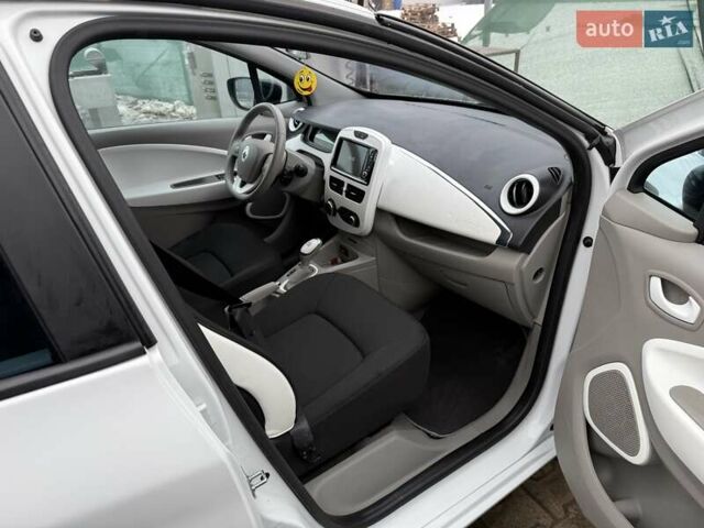 Белый Рено Зое, объемом двигателя 0 л и пробегом 92 тыс. км за 6700 $, фото 6 на Automoto.ua