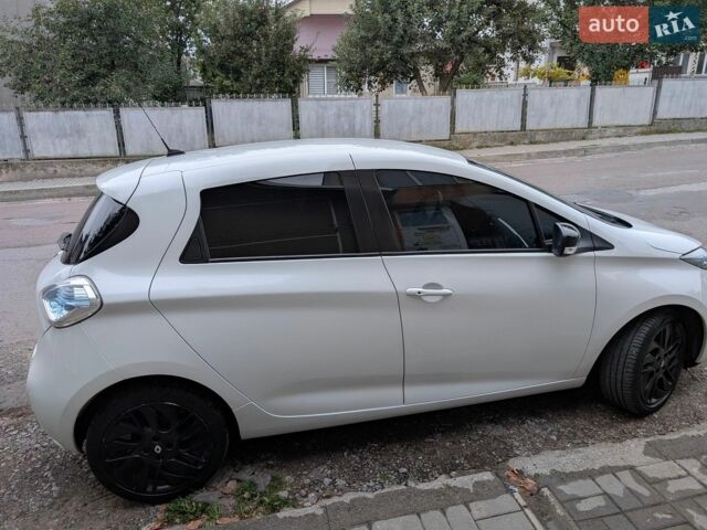 Белый Рено Зое, объемом двигателя 0 л и пробегом 135 тыс. км за 7300 $, фото 1 на Automoto.ua