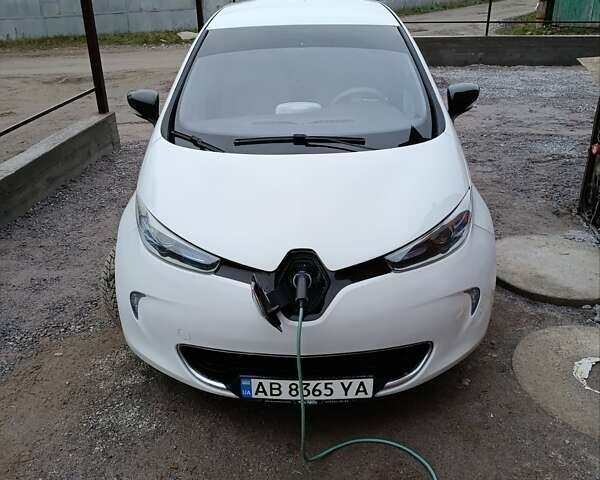 Белый Рено Зое, объемом двигателя 0 л и пробегом 240 тыс. км за 5999 $, фото 17 на Automoto.ua