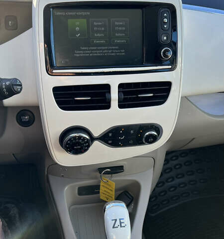 Білий Рено Зое, об'ємом двигуна 0 л та пробігом 46 тис. км за 7000 $, фото 14 на Automoto.ua