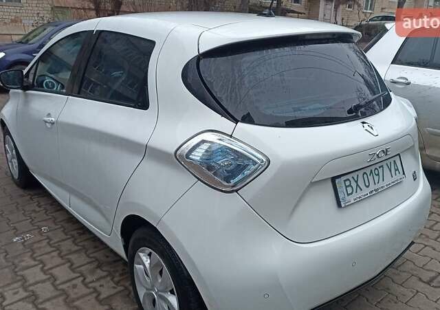 Белый Рено Зое, объемом двигателя 0 л и пробегом 120 тыс. км за 6600 $, фото 2 на Automoto.ua