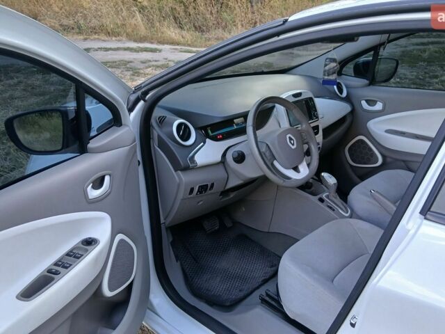 Белый Рено Зое, объемом двигателя 0 л и пробегом 128 тыс. км за 7300 $, фото 11 на Automoto.ua