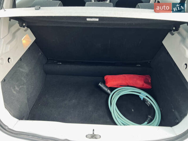 Білий Рено Зое, об'ємом двигуна 0 л та пробігом 160 тис. км за 7500 $, фото 16 на Automoto.ua