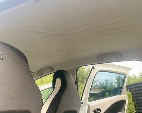 Белый Рено Зое, объемом двигателя 0 л и пробегом 126 тыс. км за 6800 $, фото 7 на Automoto.ua