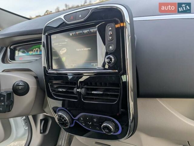 Белый Рено Зое, объемом двигателя 0 л и пробегом 85 тыс. км за 6900 $, фото 43 на Automoto.ua