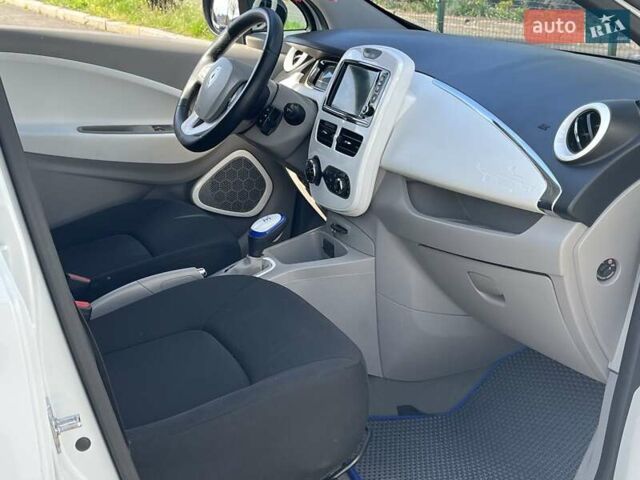 Белый Рено Зое, объемом двигателя 0 л и пробегом 195 тыс. км за 5999 $, фото 46 на Automoto.ua