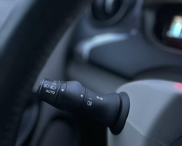 Белый Рено Зое, объемом двигателя 0 л и пробегом 160 тыс. км за 6500 $, фото 39 на Automoto.ua