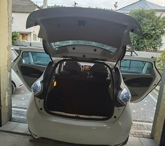 Білий Рено Зое, об'ємом двигуна 0 л та пробігом 131 тис. км за 6300 $, фото 18 на Automoto.ua