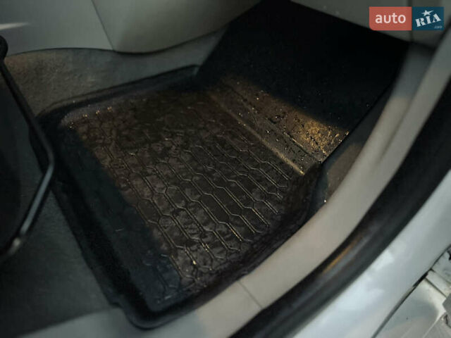 Белый Рено Зое, объемом двигателя 0 л и пробегом 127 тыс. км за 7150 $, фото 35 на Automoto.ua